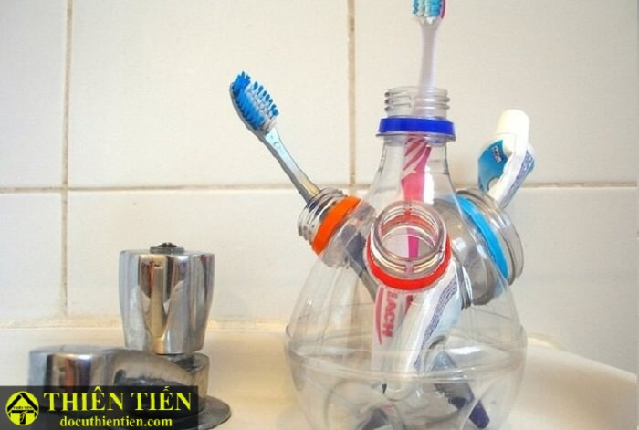 Tái chế chai nhựa làm hộp đựng bàn chải đánh răng nhiều tầng, giảm rác thải nhựa