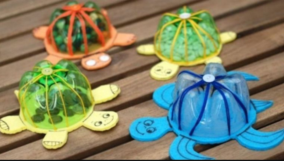 Tái chế chai nhựa thành con vật: những chú rùa đầy màu sắc