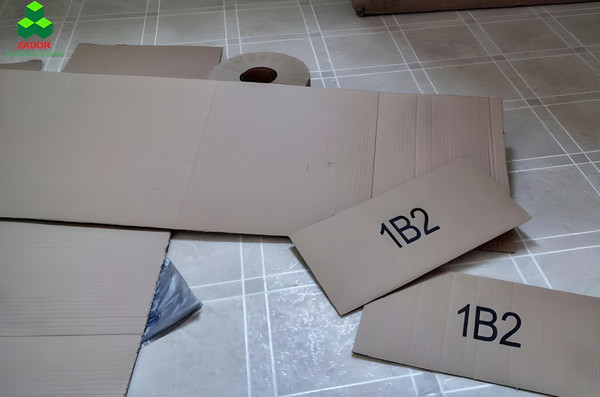 Tạo đường gân và cắt các cạnh bìa carton theo thiết kế để làm thùng rác