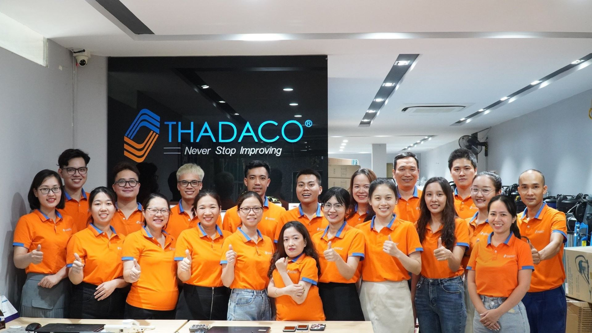 THADACO là đối tác uy tín cung cấp xe quét rác công nghiệp, hình ảnh cho thấy sự chuyên nghiệp và đa dạng sản phẩm.