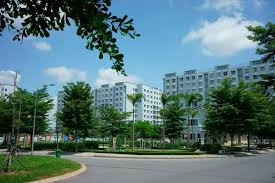 Thành phố xanh với các tòa nhà hiện đại và cây xanh