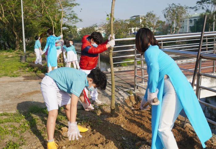 Thầy cô giáo và học sinh cùng nhau trồng cây, ghi lại những hình ảnh về bảo vệ môi trường ý nghĩa