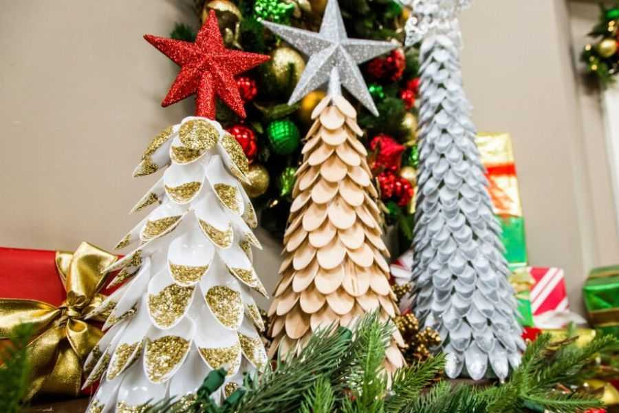 Thìa nhựa tái sử dụng để làm cây thông Noel, minh chứng cho việc làm đồ tái chế bảo vệ môi trường hiệu quả.