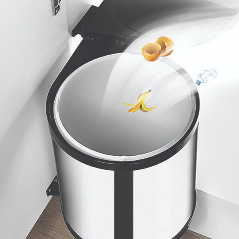 Thiết kế bền bỉ của thùng rác gắn cánh tủ bếp từ inox 304 và lõi nhựa ABS có quai xách tiện lợi.