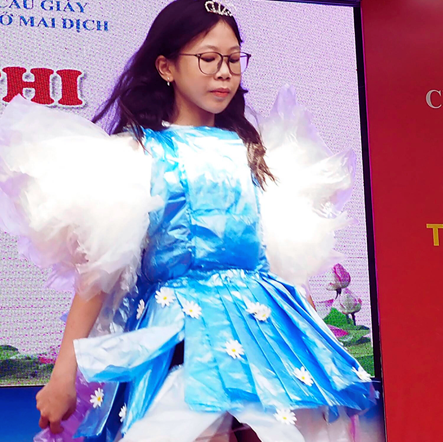 Thiết kế thời trang tái chế từ túi ni lông màu xanh, gợi ý cho bài thuyết trình trang phục tái chế