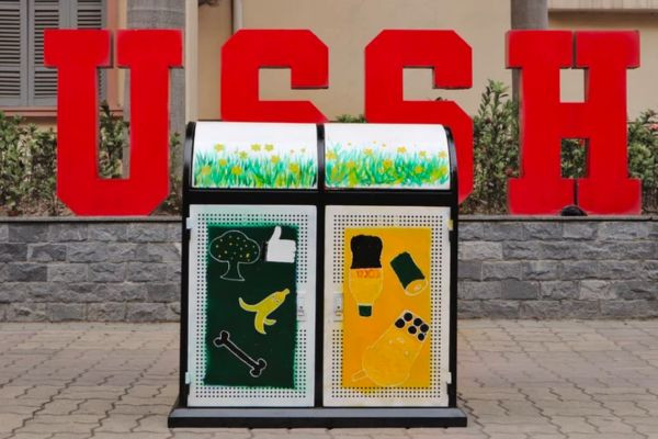 Thiết kế thùng rác tái chế minh họa rõ ràng rác thải hữu cơ và vô cơ, với hình ảnh hoa tươi tạo cảm giác thân thiện