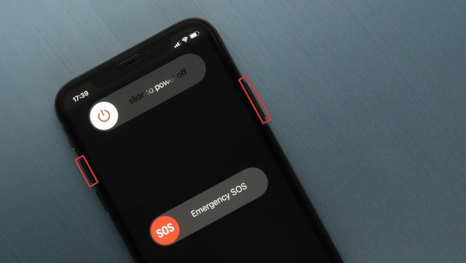 Thực hiện khởi động lại iPhone bằng phím cứng để tối ưu bộ nhớ và dọn rác hệ thống hiệu quả.