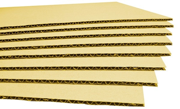 Thùng carton từ rác thải giấy tái chế, thể hiện hiệu quả của việc phân loại các loại rác thải để sản xuất sản phẩm mới.