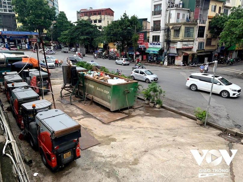 Thùng chứa rác không được che chắn, để rác thải lộ thiên gây mùi hôi và ô nhiễm, phản ánh sự thiếu chuyên nghiệp trong quản lý chất thải.
