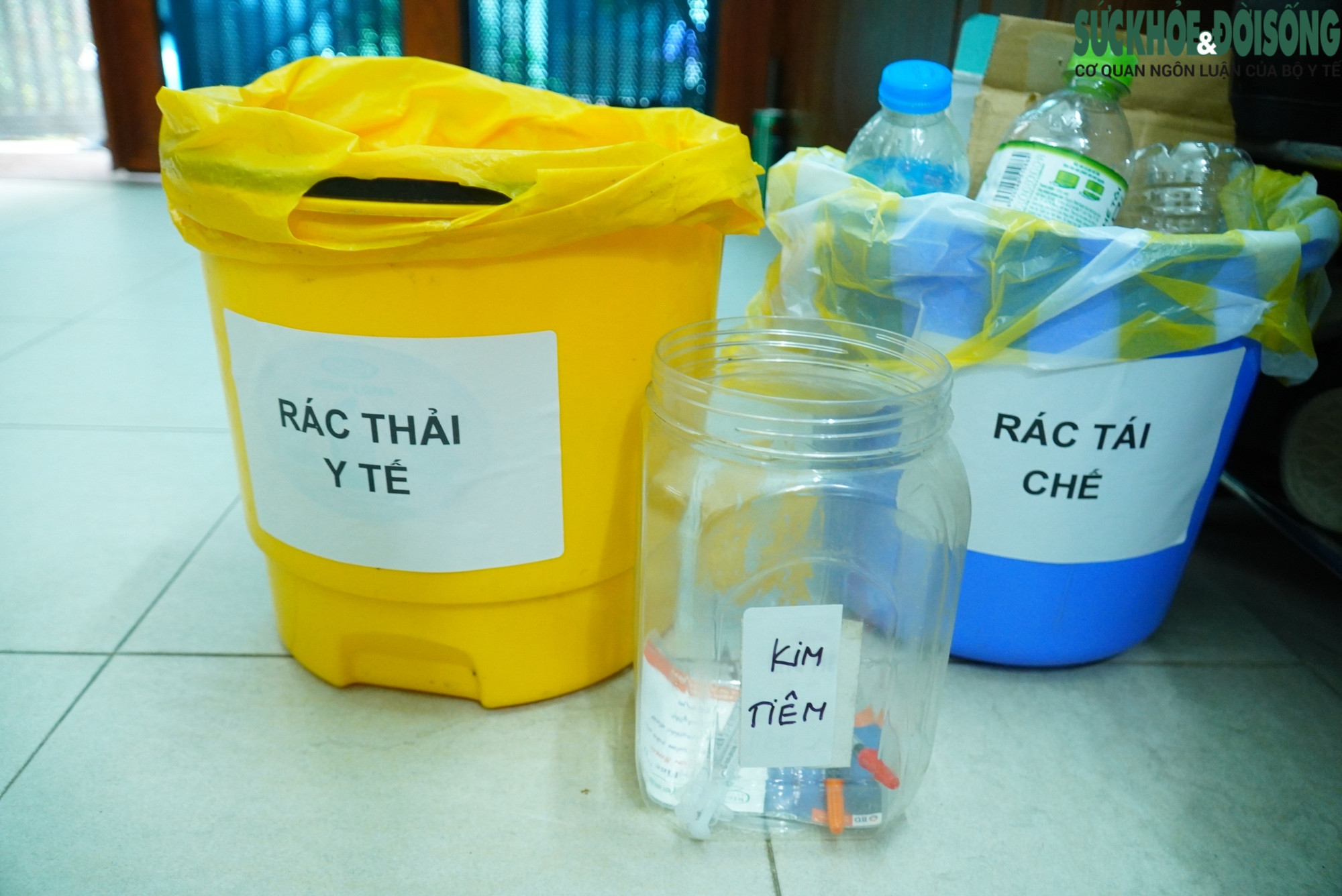 Thùng chứa rác thải y tế được phân loại rõ ràng tại nhà, hỗ trợ quy trình xử lý rác thải y tế an toàn.