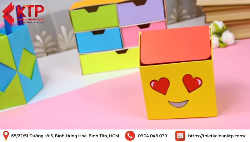 Thùng đựng rác bằng giấy được trang trí nghệ thuật, làm đẹp không gian.