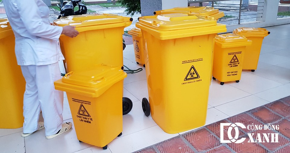 Thùng đựng rác thải y tế màu vàng với nắp đậy, được sử dụng trong bệnh viện để phân loại rác thải nguy hại.