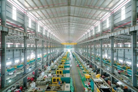 Thùng rác 100L có bánh xe di động màu xanh lá cây đặt ở khu vực công cộng, hỗ trợ phân loại và thu gom rác thải nhựa.