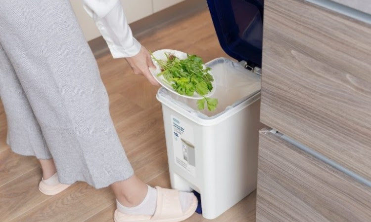 Thùng rác 10L Inochi Hiro màu trắng kem đặt trong không gian sống hiện đại, thể hiện sự tiện nghi và sạch sẽ.