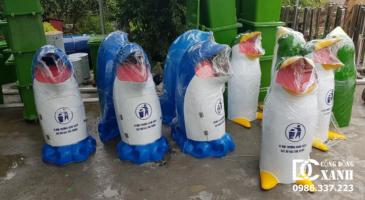 Thùng rác chim cánh cụt và cá heo đặt cạnh nhau trong môi trường xanh