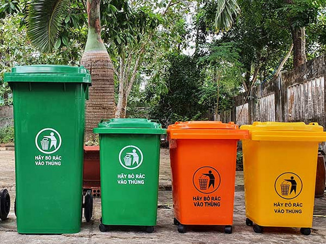 Thùng rác công cộng có bánh xe được sử dụng rộng rãi, tiện lợi cho việc thu gom