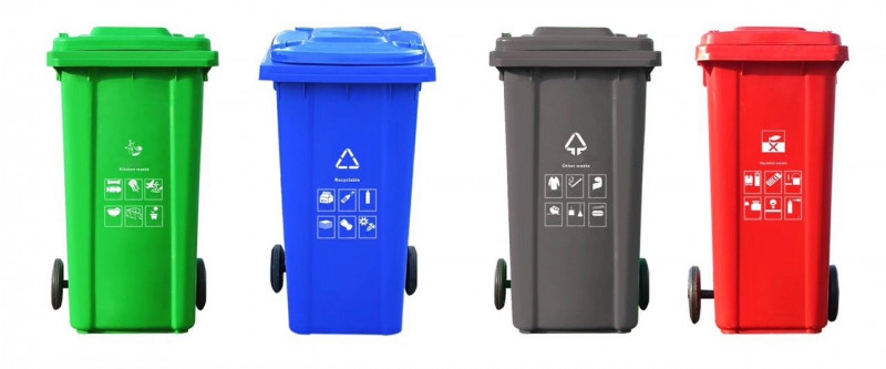 Thùng rác công nghiệp 120L màu xanh lá, thiết kế có bánh xe giúp di chuyển dễ dàng trong công tác thu gom.
