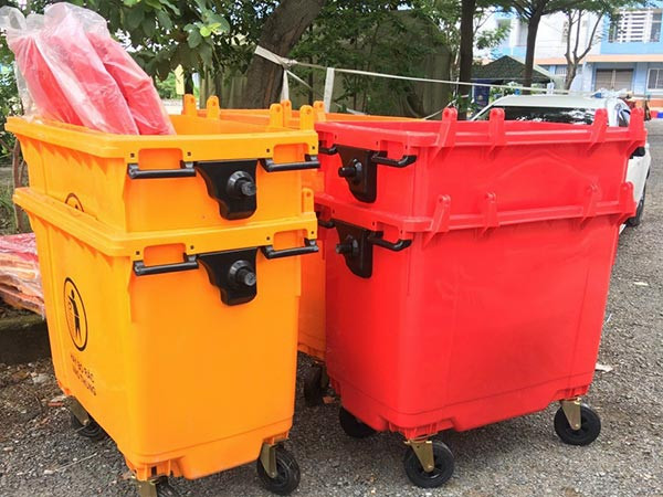 Thùng rác công nghiệp 660L với 4 bánh xe và nắp đậy kín