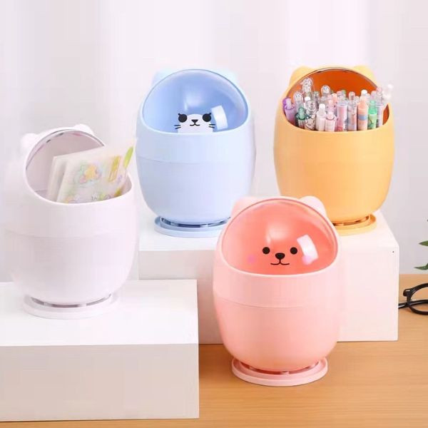 Thùng rác để bàn hình gấu mèo dễ thương với nắp trong suốt, chất liệu nhựa PP, có thể dùng để đựng đồ dùng nhỏ.