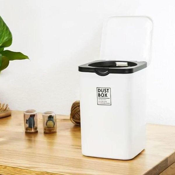 Thùng rác để bàn màu trắng Yamada, chất liệu nhựa PP, nắp bật lò xo, thiết kế thông minh giữ túi rác.