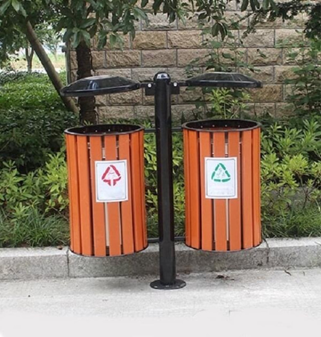 Thùng rác đôi bằng gỗ tự nhiên có hai ngăn tại khu vực công cộng