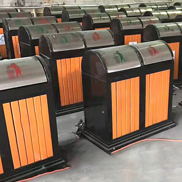Thùng rác đôi inox cao cấp được đặt ở khu vực ngoài trời