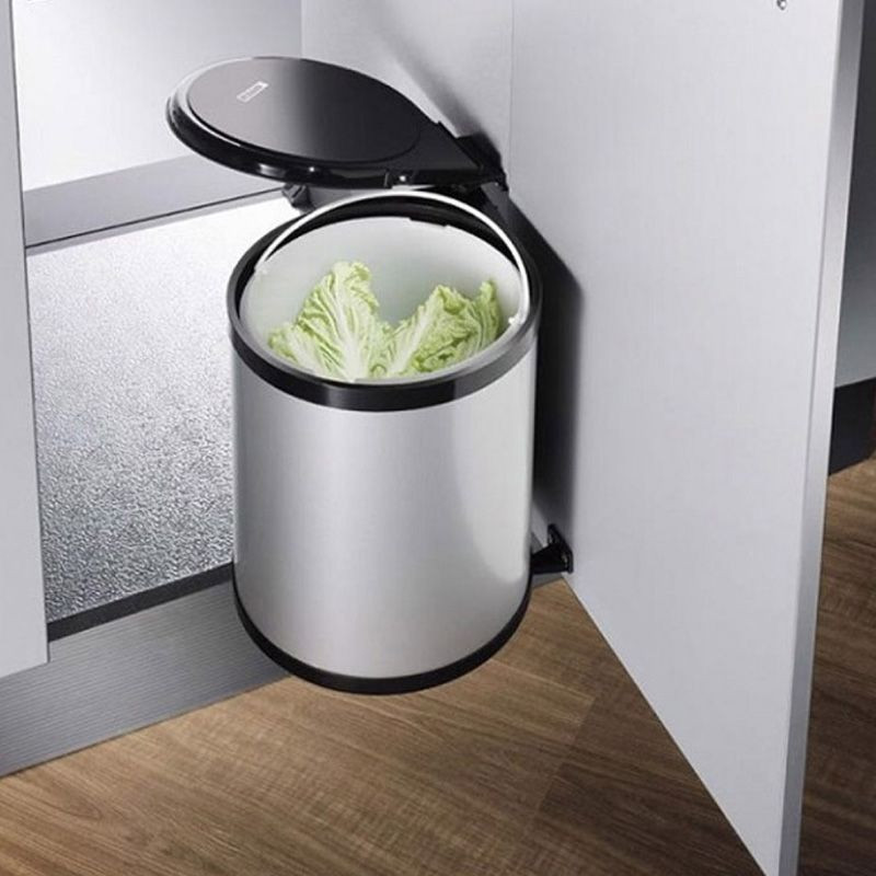 Thùng rác gắn cánh tủ bếp thông minh mở ra khi cánh tủ kéo, tối ưu không gian.
