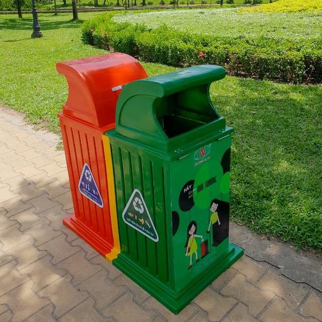 Thùng rác hai ngăn có mái che ngoài trời