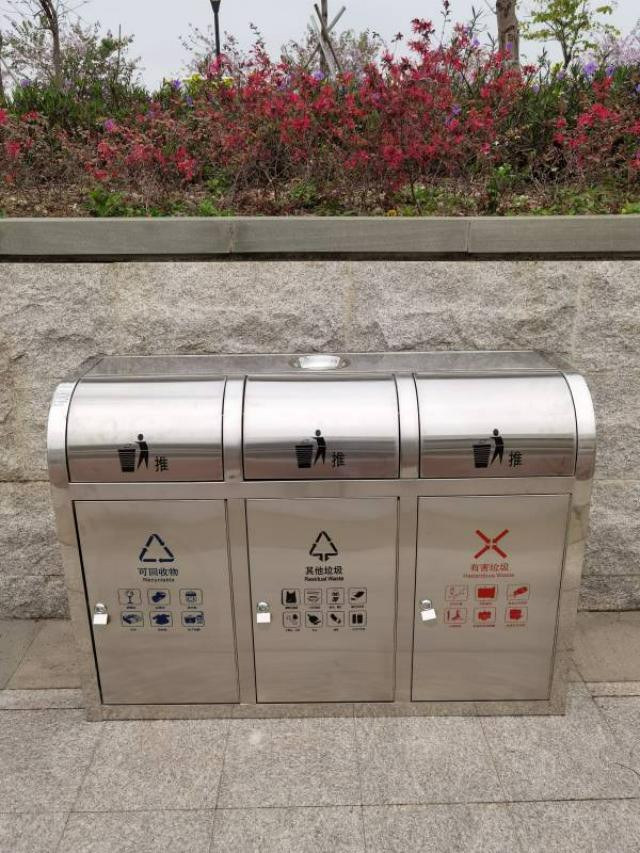 Thùng rác inox 3 ngăn với bề mặt sáng bóng và nắp bập bênh tiện lợi, hỗ trợ phân loại rác thải hiệu quả.