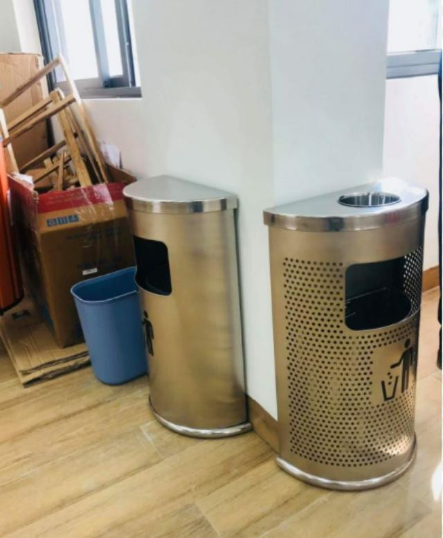 Thùng rác inox gạt tàn hình bán nguyệt cho không gian hẹp