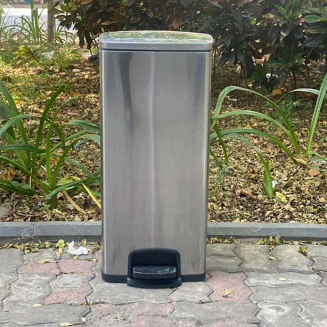 Thùng rác inox ngoài trời thiết kế bàn đạp, đảm bảo vệ sinh khi sử dụng.