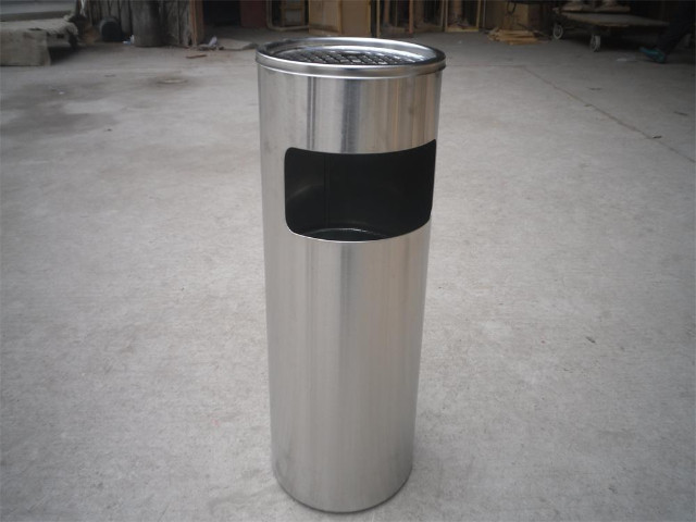 Thùng rác inox ngoài trời trụ tròn với gạt tàn tích hợp, thiết kế hiện đại.