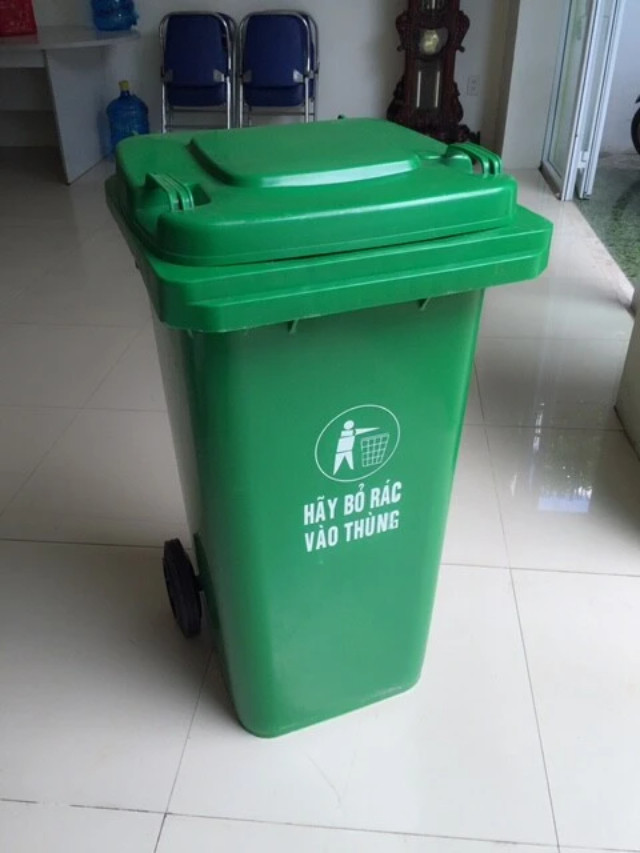 Thùng rác lớn dành cho gia đình, giúp quản lý lượng rác thải sinh hoạt hiệu quả, đặc biệt cho việc phân loại rác tại nguồn