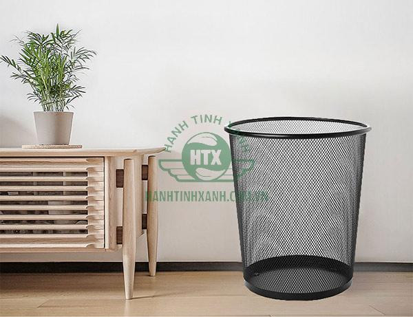 Thùng rác lưới đen với thiết kế nhỏ gọn, tăng tính thẩm mỹ cho văn phòng