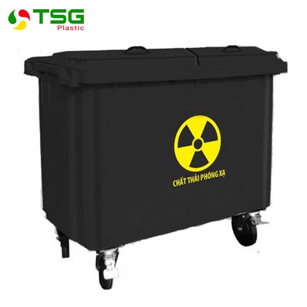 Thùng rác màu đen với nhãn cảnh báo chất thải nguy hại, giải thích ý nghĩa của thùng rác cho các vật liệu đặc biệt