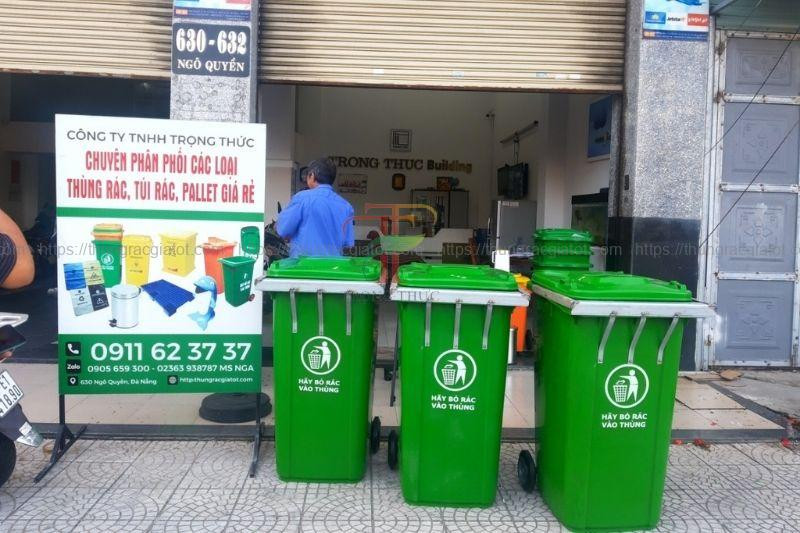 Thùng rác nhựa 240 lít màu xanh lá cây, biểu tượng của phân loại rác tại Đà Nẵng