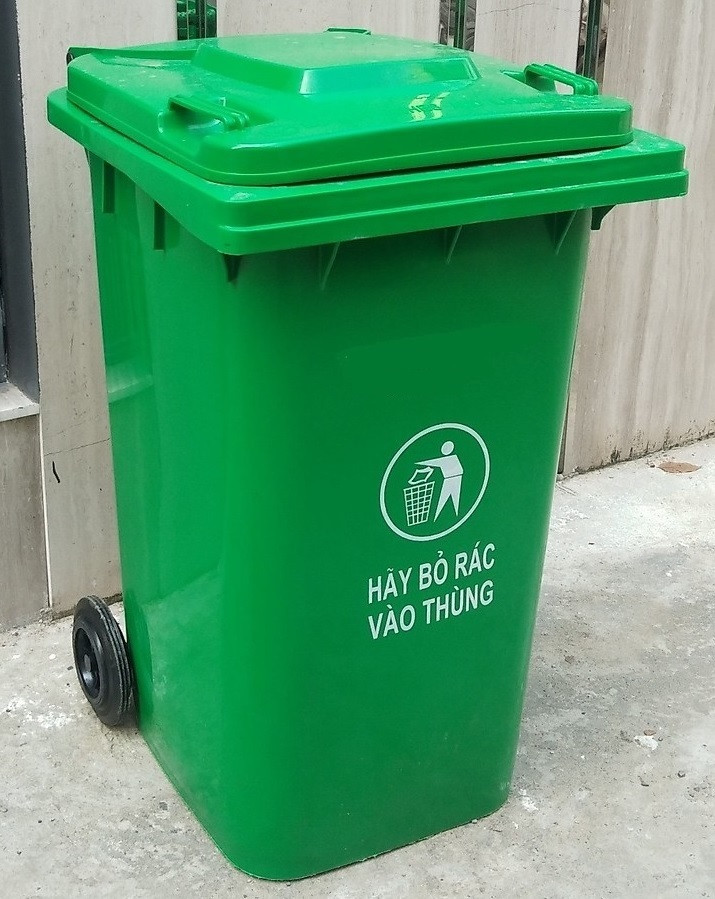Thùng rác nhựa 240L HDPE màu xanh lá cây với bánh xe và nắp đậy kín, tối ưu cho thu gom rác thải công cộng.