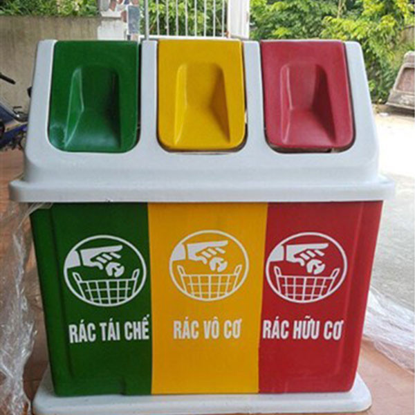 Thùng rác nhựa 3 ngăn có nắp đậy, minh họa giải pháp phân loại rác hiệu quả và ý nghĩa của thùng rác đa năng