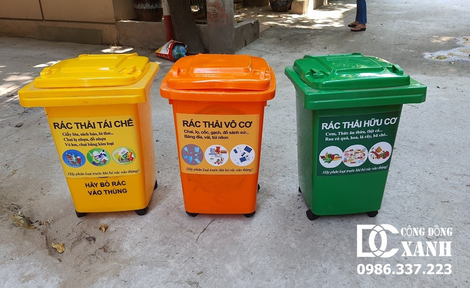 Thùng rác nhựa 60l có dán nhãn phân loại rác thải trên thân và nắp