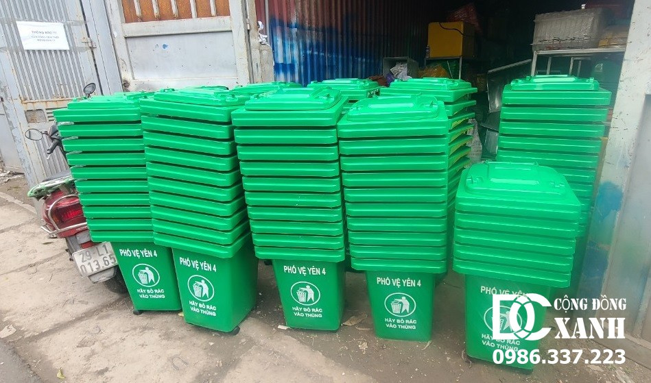 Thùng rác nhựa 60l màu xanh dương với nắp đậy kín và 4 bánh xe chắc chắn