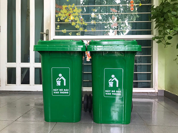 Thùng rác nhựa 85 lít công nghiệp với 2 bánh xe cao su chịu lực