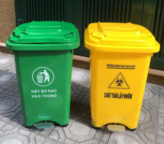 Thùng rác nhựa công cộng đạp chân màu vàng