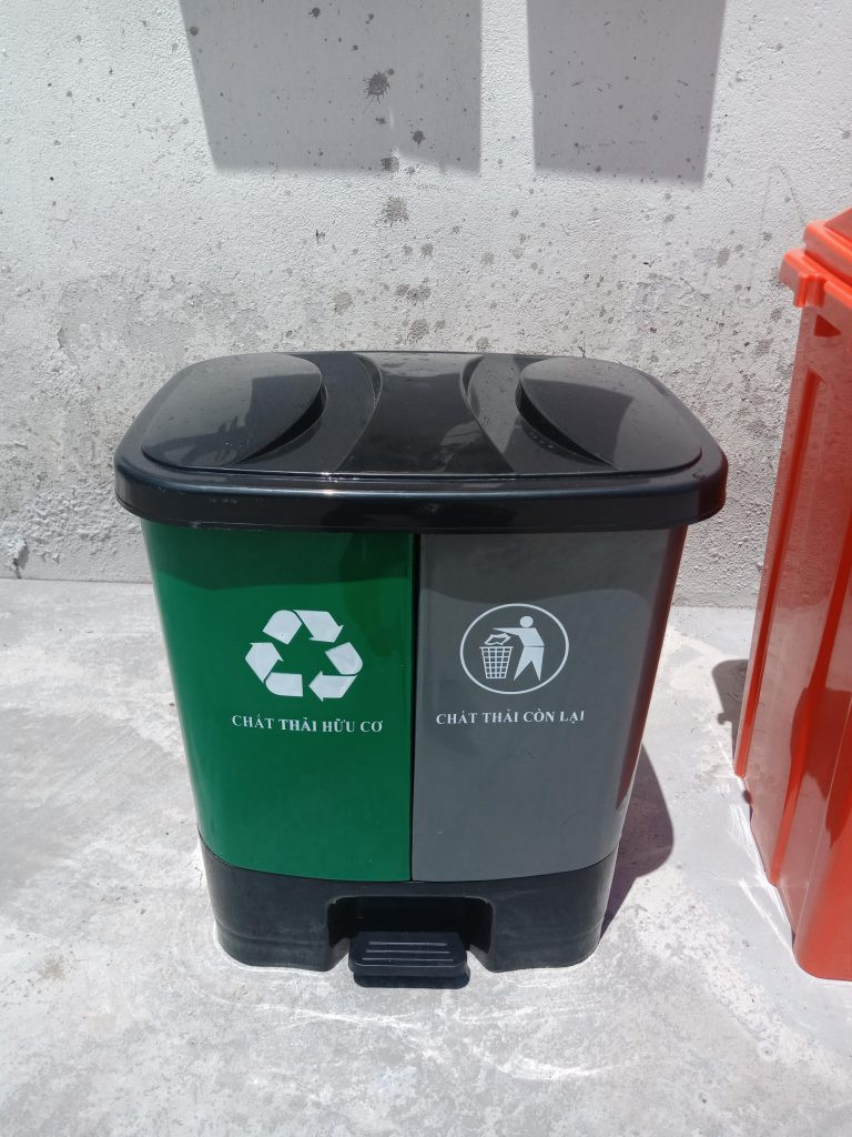 Thùng rác nhựa gia đình 2 ngăn giúp phân loại rác thải hữu cơ và vô cơ dễ dàng