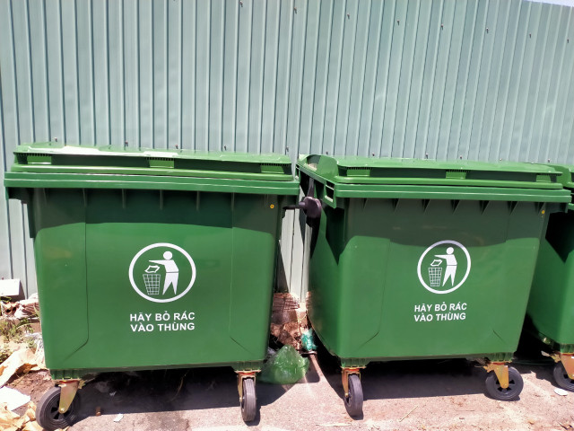 Thùng rác nhựa HDPE 1100 lít màu xanh lá cây với bánh xe di chuyển, minh họa ưu điểm vượt trội trong quản lý chất thải bền vững