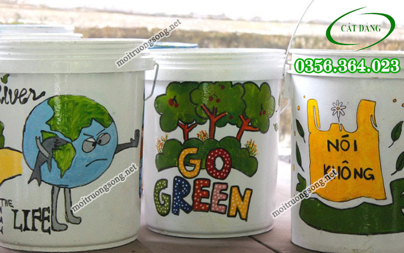 Thùng rác tái chế được trang trí theo phong cách rustic với gỗ và hoa văn mộc mạc