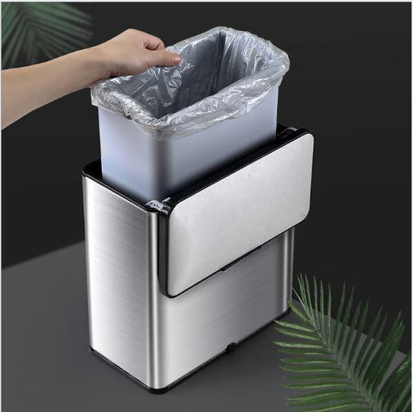 Thùng rác treo cánh tủ bếp bằng inox cao cấp, mang lại vẻ sang trọng và độ bền vượt trội cho không gian bếp.