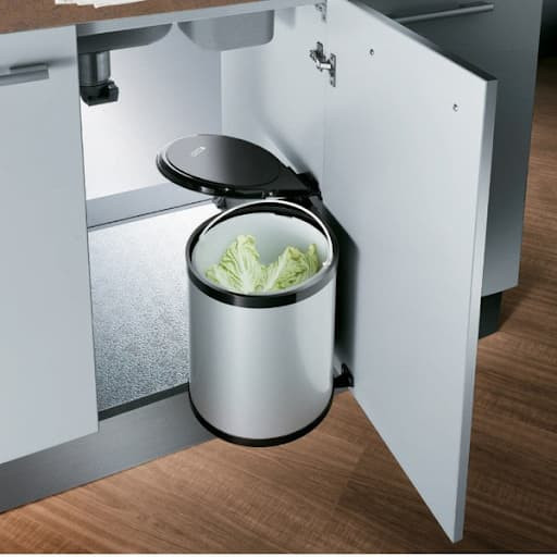 Thùng rác treo cánh tủ bếp thông minh với tính năng mở nắp tự động, tăng cường tiện ích khi nấu ăn.