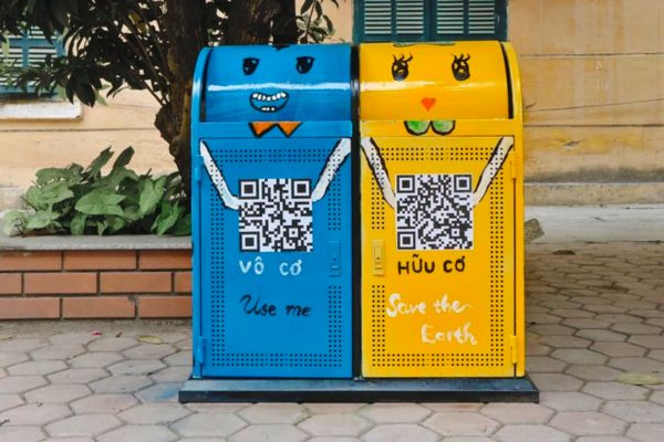 Thùng rác vẽ cặp đôi lãng mạn kết hợp mã QR hướng dẫn phân loại rác