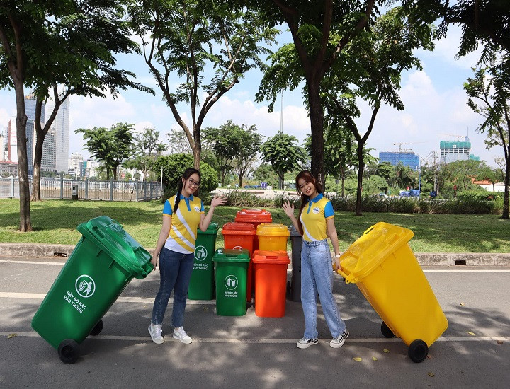 Thùng rác vô cơ được đặt ở nơi công cộng, giúp phân loại rác và giữ gìn vệ sinh chung, góp phần bảo vệ môi trường.