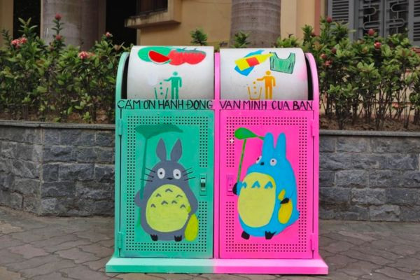 Thùng rác với hình vẽ nhân vật hoạt hình Totoro, thân thiện với trẻ em